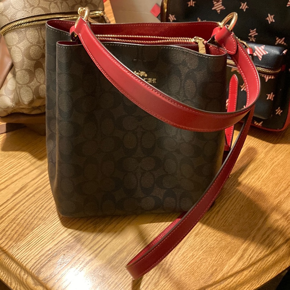 Loved this bag, but ready to let it go. It’s in good condition.
